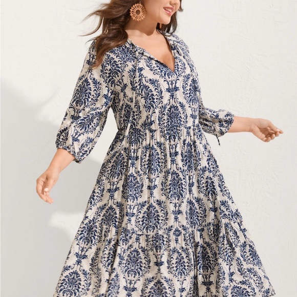 BloomChic Dresses & Skirts - BloomChic 16 NWT Navy & Cream Tiered V-Neck Midi Dress